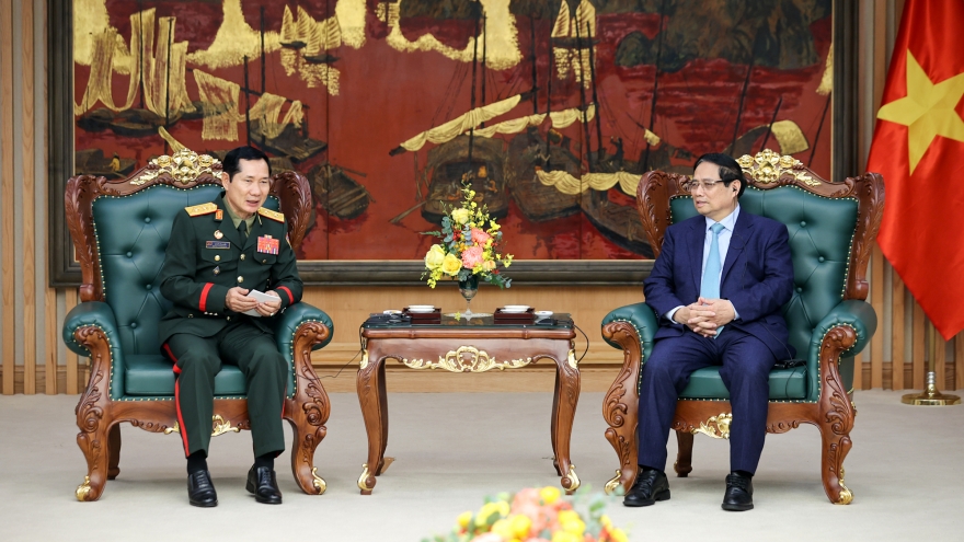 PM lauds defence cooperation between Vietnam and Laos